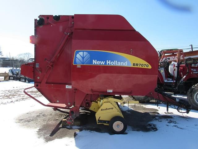 Image of New Holland BR7070 equipment image 1