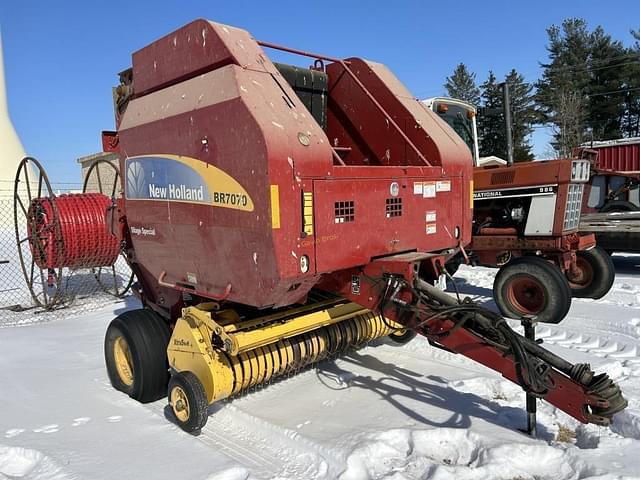 Image of New Holland BR7070 equipment image 3