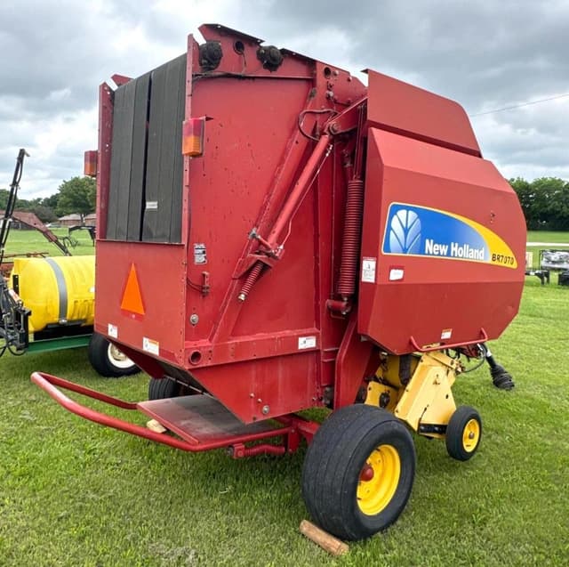 Image of New Holland BR7070 equipment image 4