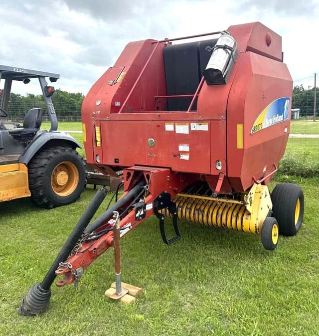 Image of New Holland BR7070 equipment image 2