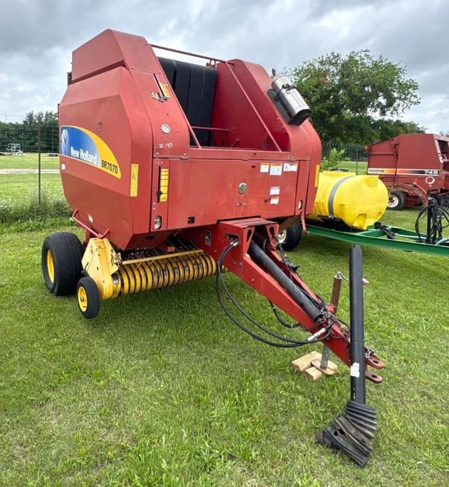 Image of New Holland BR7070 equipment image 3