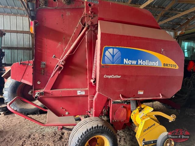Image of New Holland BR7070 equipment image 1