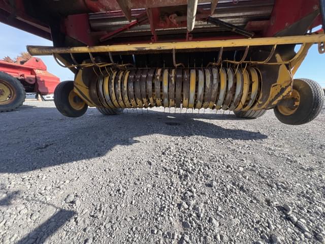 Image of New Holland BR7080 equipment image 3