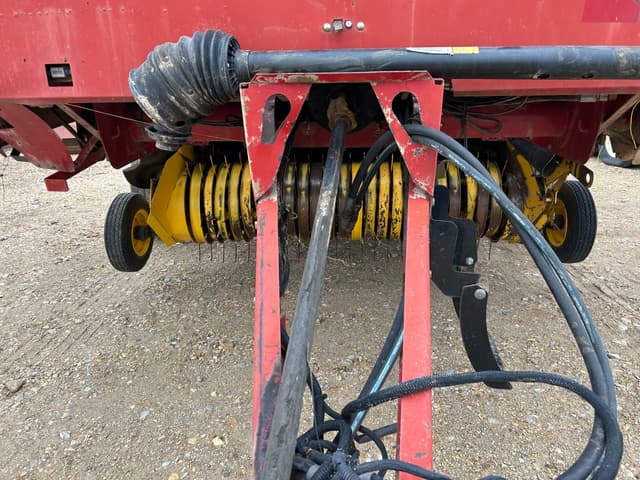 Image of New Holland BR7080 equipment image 3