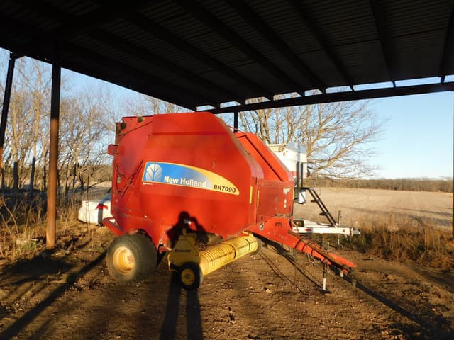 Image of New Holland BR7090 equipment image 1