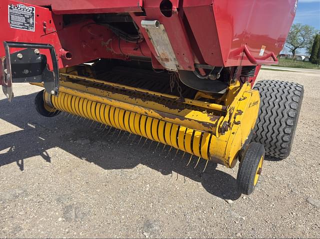 Image of New Holland BR7090 equipment image 1