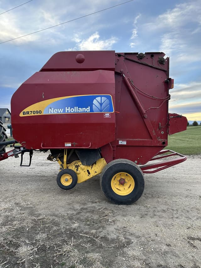 Image of New Holland BR7090 equipment image 1