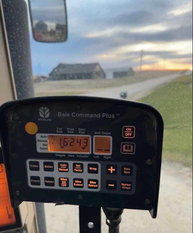 Image of New Holland BR7090 equipment image 4