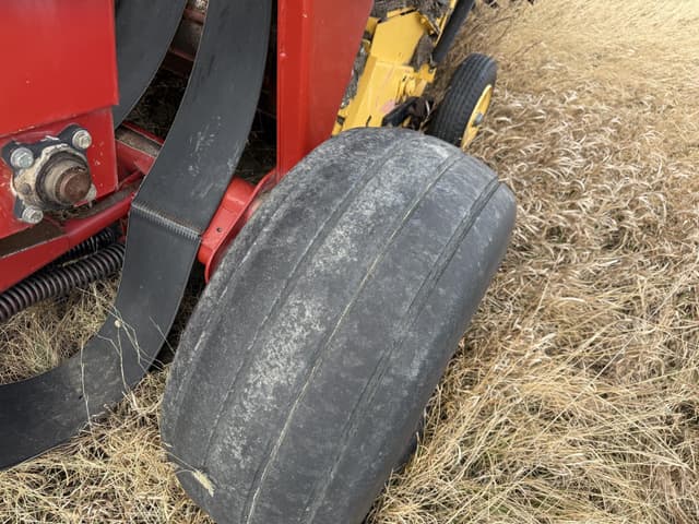 Image of New Holland BR7090 equipment image 2