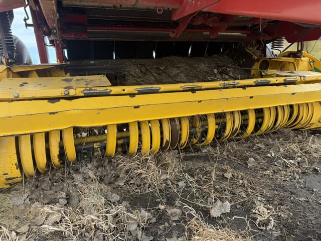 Image of New Holland BR7090 equipment image 2