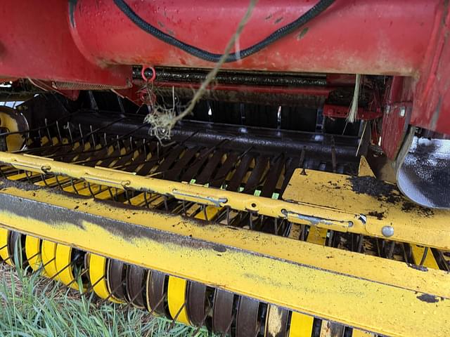 Image of New Holland BR7090 equipment image 2