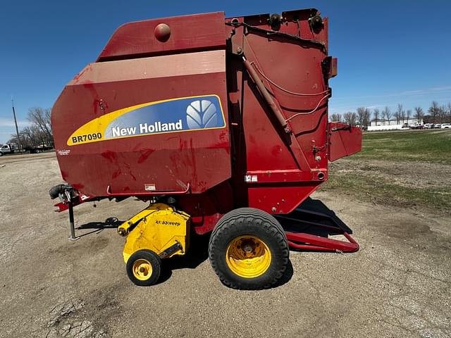 Image of New Holland BR7090 equipment image 2
