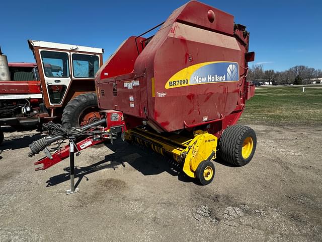 Image of New Holland BR7090 equipment image 1