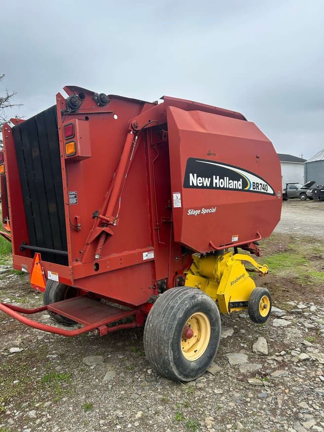 Image of New Holland BR740 equipment image 2
