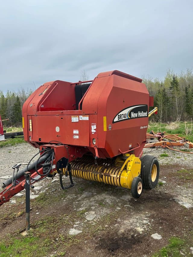 Image of New Holland BR740 equipment image 4