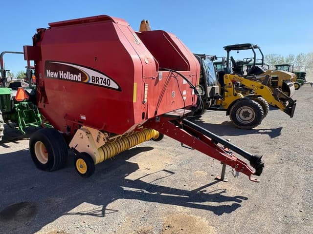 Image of New Holland BR740 equipment image 1