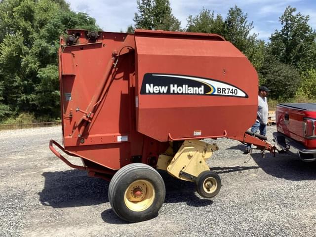 Image of New Holland BR740 equipment image 3