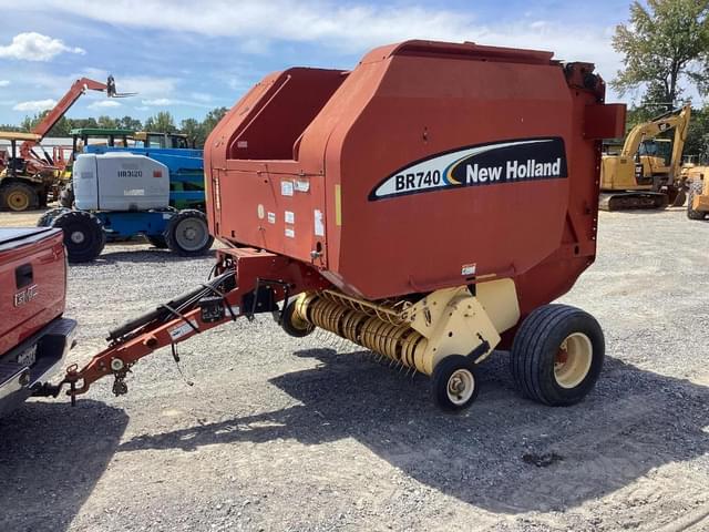Image of New Holland BR740 equipment image 1