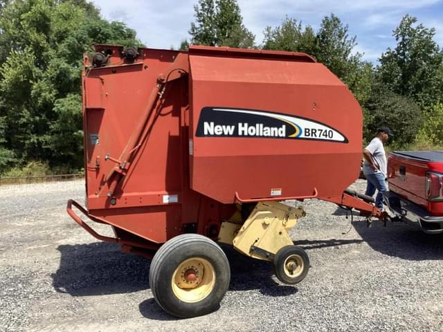Image of New Holland BR740 equipment image 4