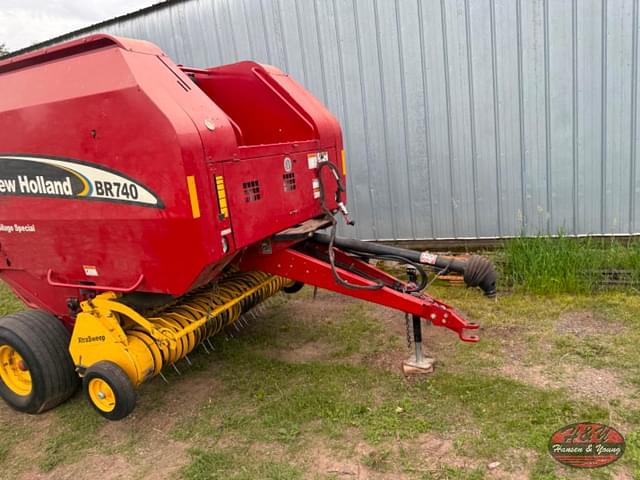 Image of New Holland BR740 equipment image 4