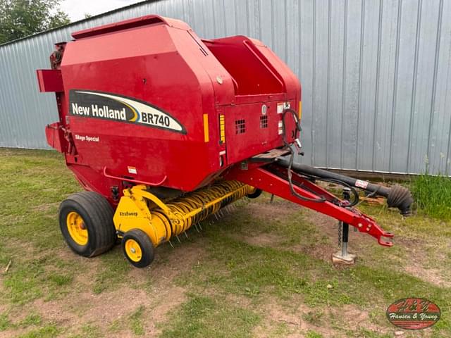 Image of New Holland BR740 equipment image 3
