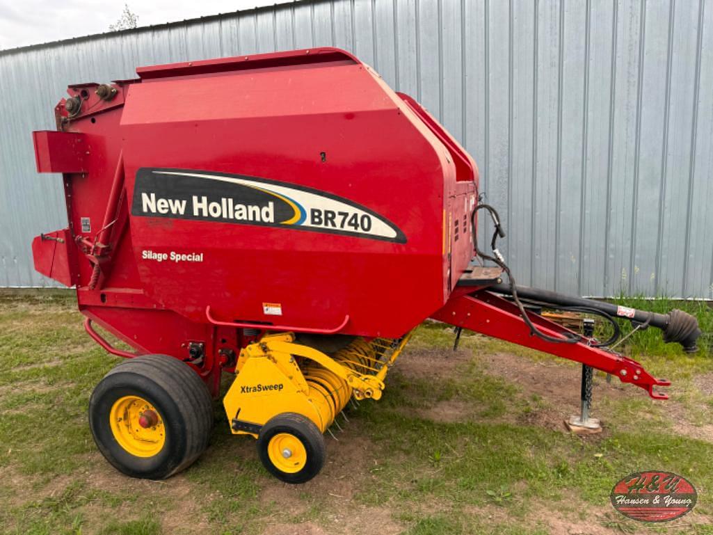 Image of New Holland BR740 Primary image