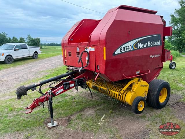 Image of New Holland BR740 equipment image 1