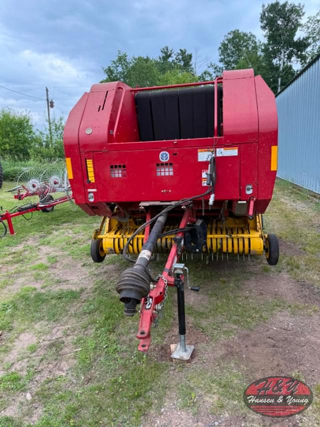 Image of New Holland BR740 equipment image 2
