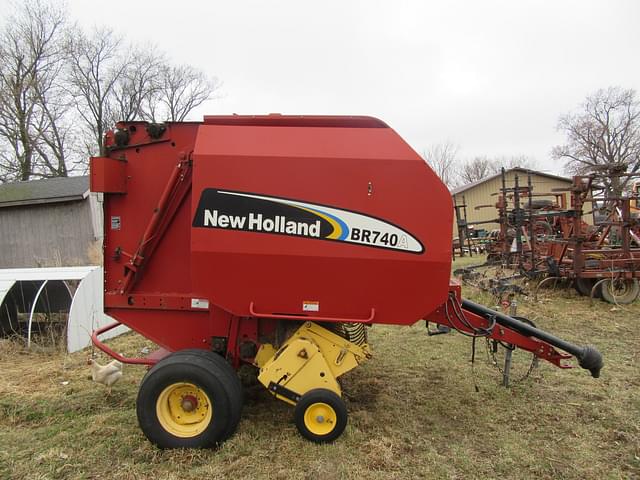 Image of New Holland BR740A equipment image 3