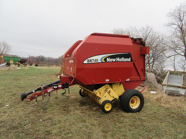 Image of New Holland BR740A equipment image 1