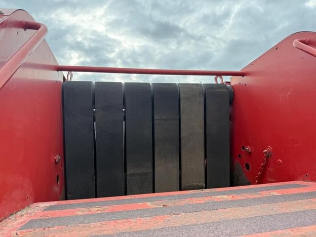 Image of New Holland BR740A equipment image 4