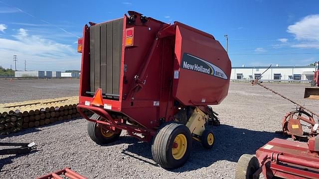 Image of New Holland BR740A equipment image 4