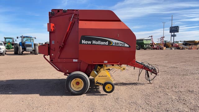 Image of New Holland BR750 equipment image 4