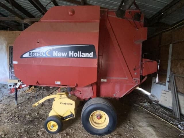 Image of New Holland BR750 equipment image 2