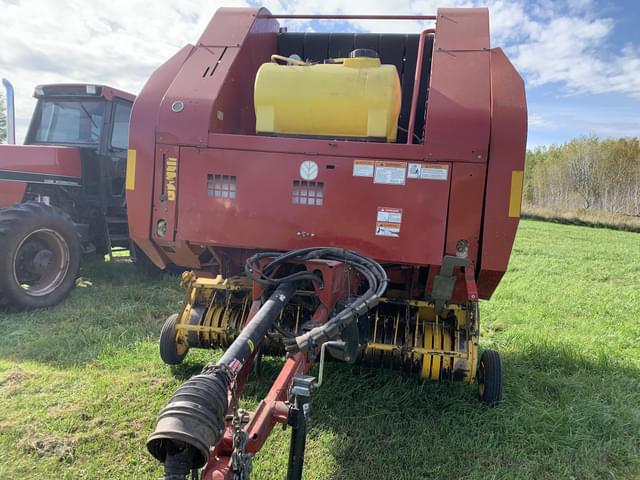 Image of New Holland BR750A equipment image 2