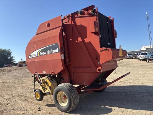 Image of New Holland BR750A equipment image 2