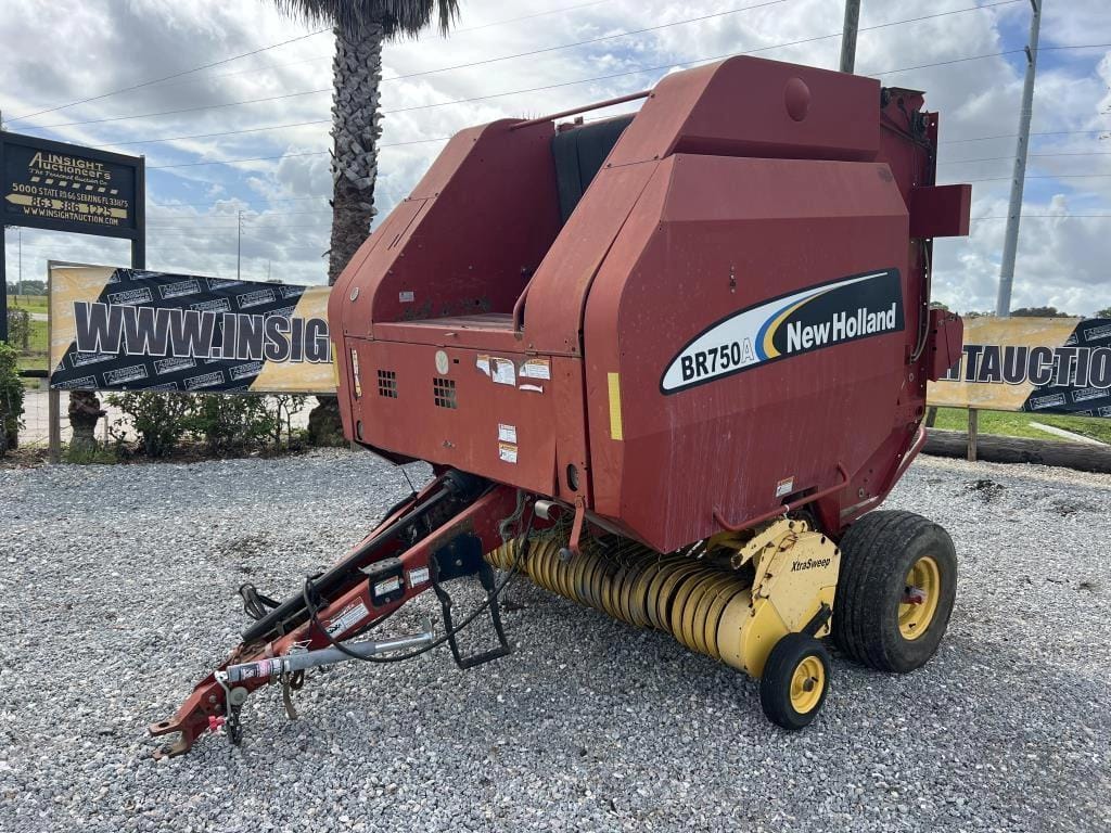 Main image New Holland BR750A