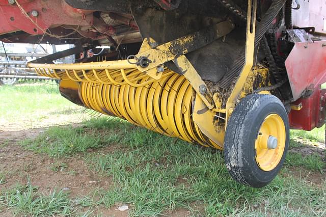Image of New Holland BR770 equipment image 3