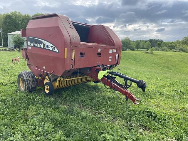 Image of New Holland BR770 equipment image 2