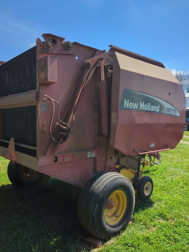 Image of New Holland BR770 equipment image 3