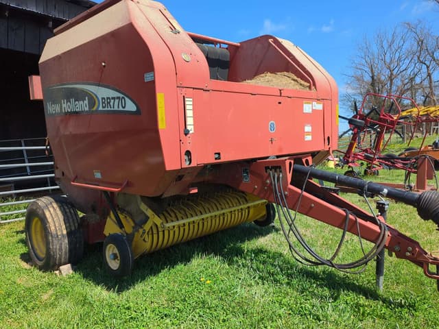 Image of New Holland BR770 equipment image 2