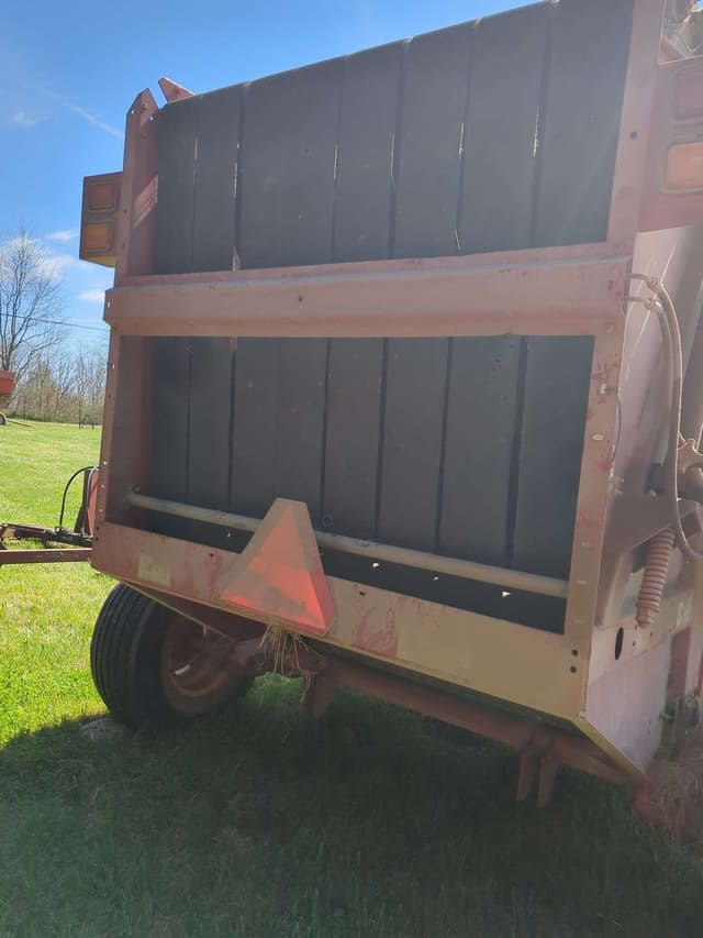 Image of New Holland BR770 equipment image 4