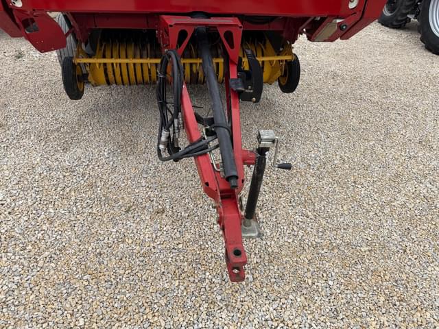 Image of New Holland BR770A equipment image 2