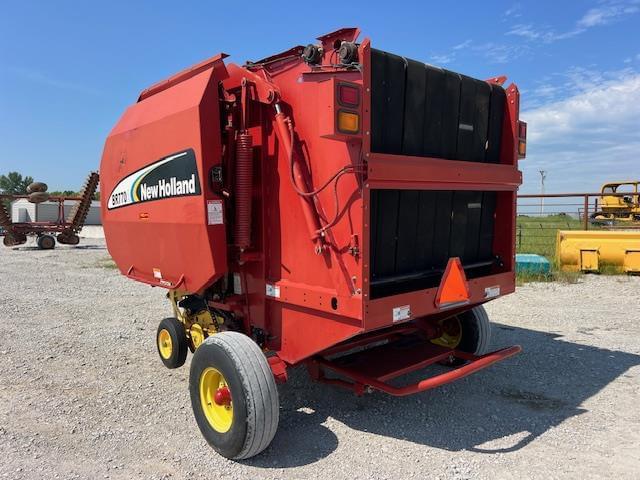 Image of New Holland BR770A equipment image 2