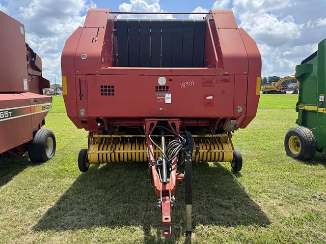 Image of New Holland BR780 equipment image 1