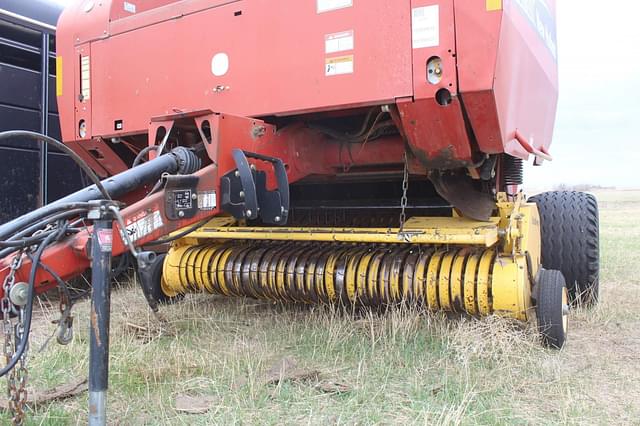 Image of New Holland BR780 equipment image 2