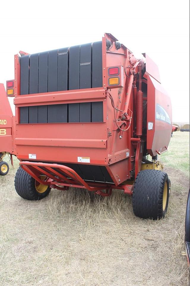 Image of New Holland BR780 equipment image 4