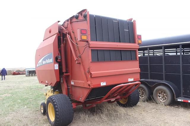 Image of New Holland BR780 equipment image 3