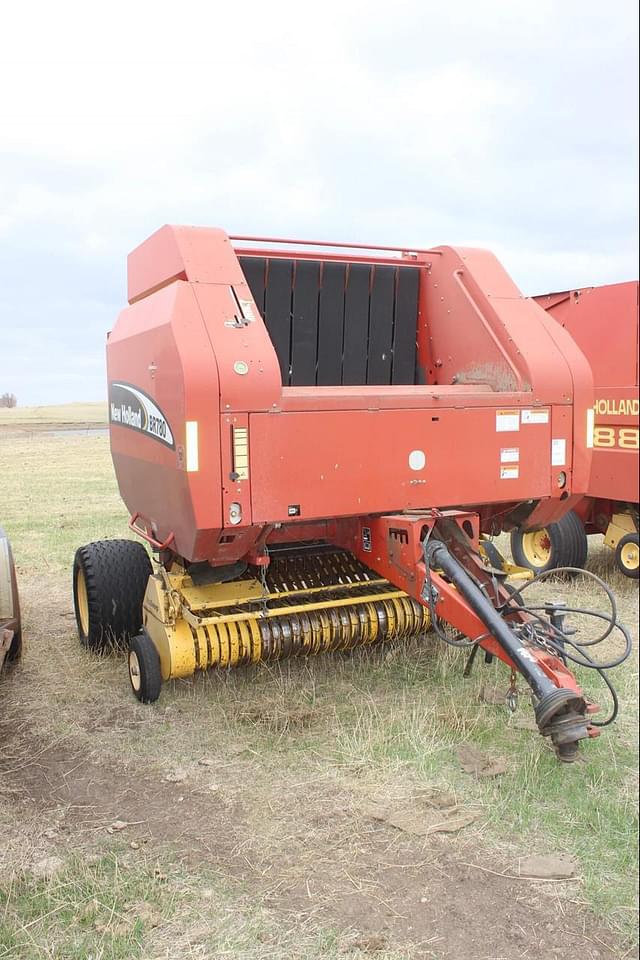 Image of New Holland BR780 equipment image 1