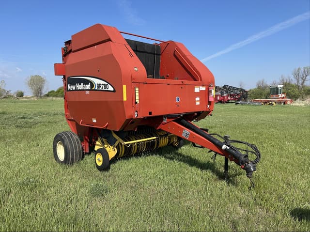 Image of New Holland BR780 equipment image 2